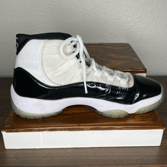 Nike AIR JORDAN 11 RETRO 'CONCORD' 2016 Size 7 Black and White - Picture 5 of 13